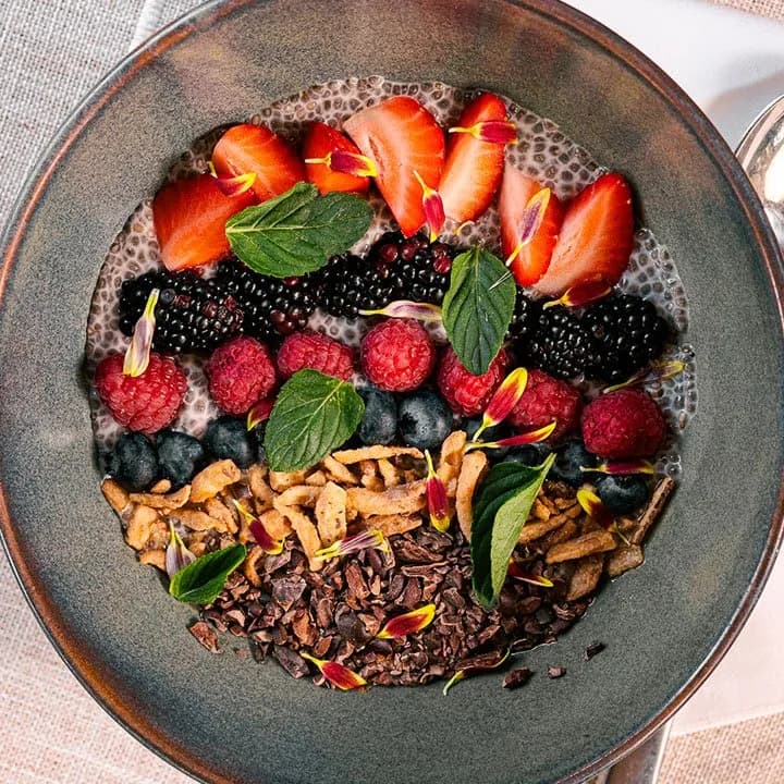 Budín de chía con fruta del bosque