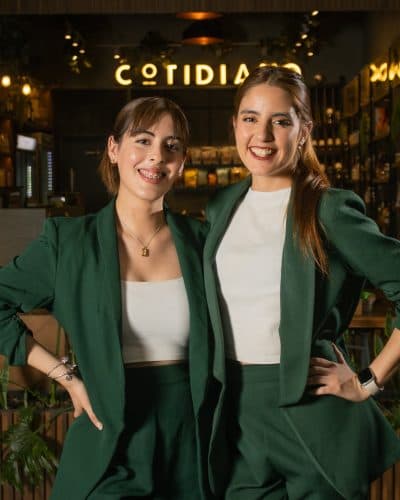 Colaboradores de Cotidiano atendiendo en el restaurante